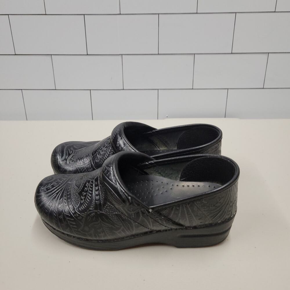 Dansko Women 7.5-8 Wide EU 38W Black Leather Embossed Floral Clogs Slip On Shoes